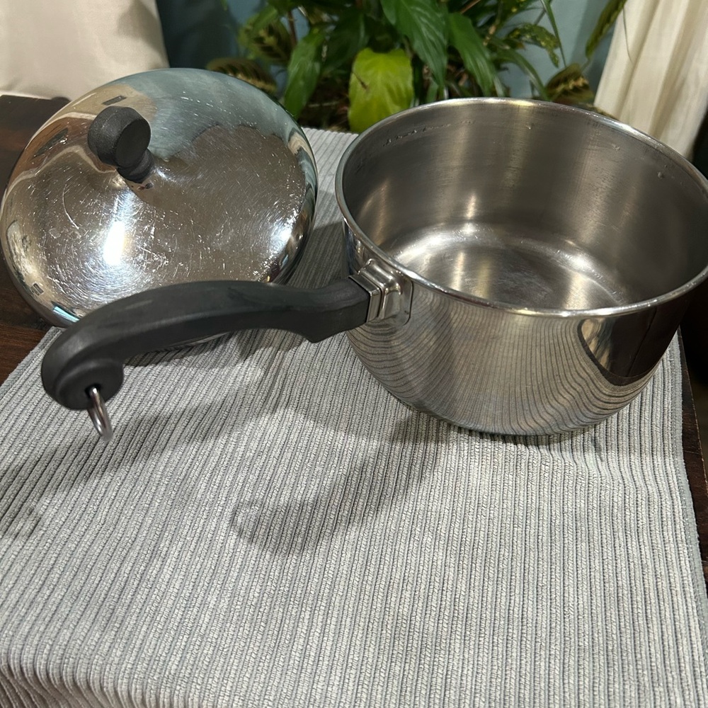Farberware Silver Saucepan with Black Handle
Sizes:  1 quart & 2 quart - Picture 4 of 11